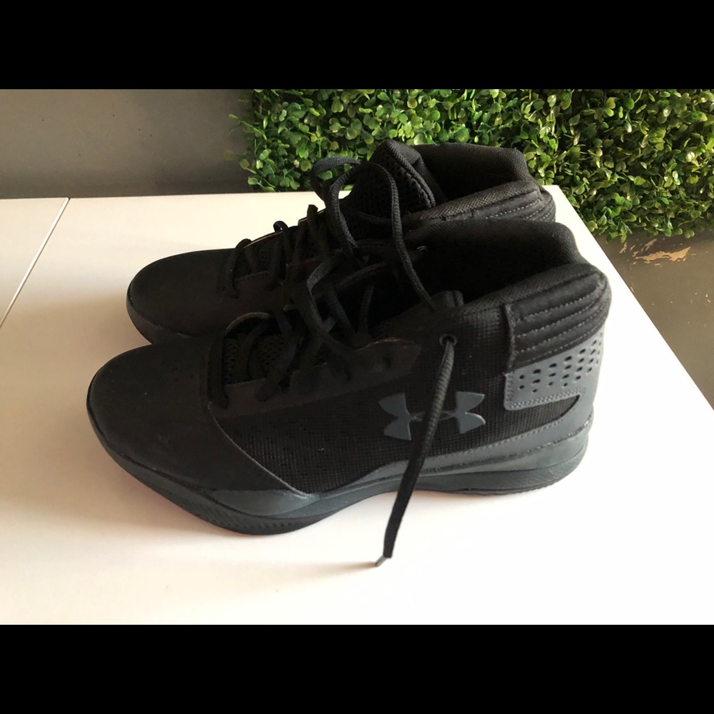 Boys Under Armour Sneakers Black Size 6.5